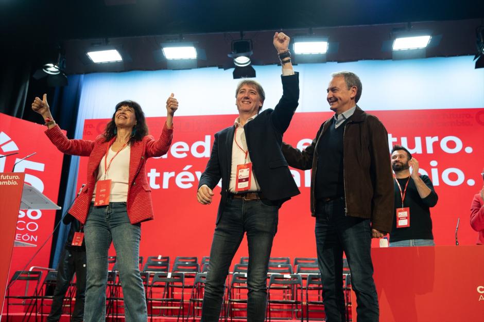 Martínez, puño en alto junto a Ana Redondo y Zapatero