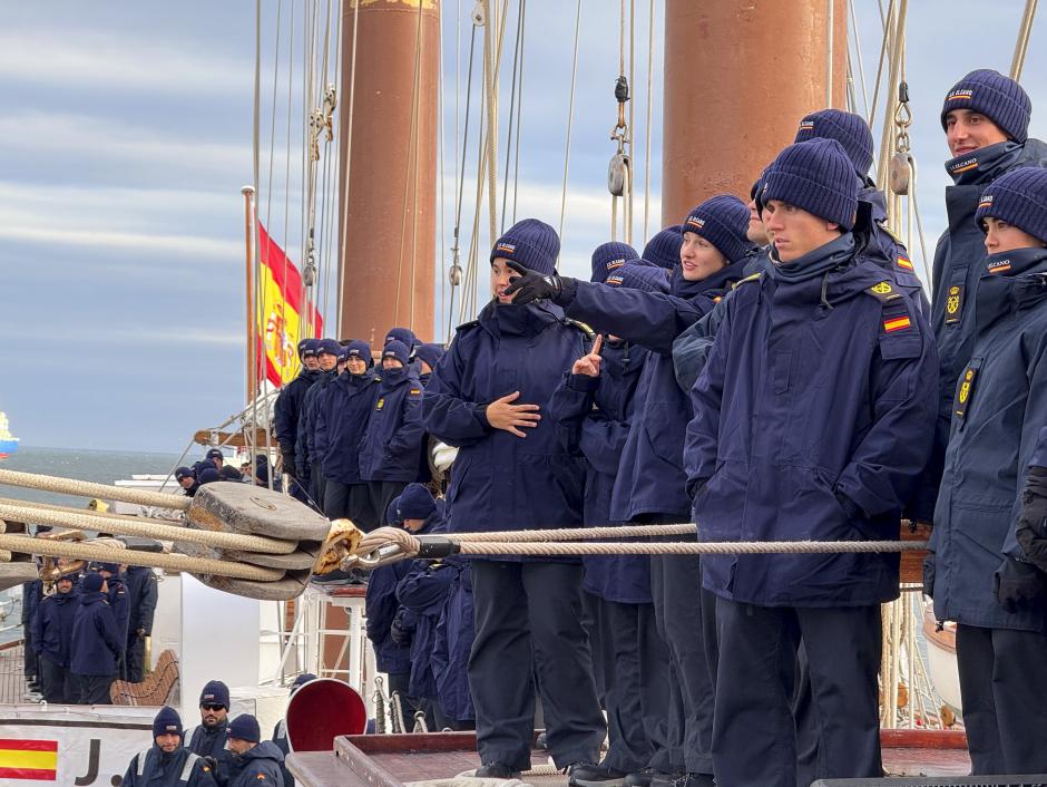 Doña Leonor, con sus compañeros guardimarinas