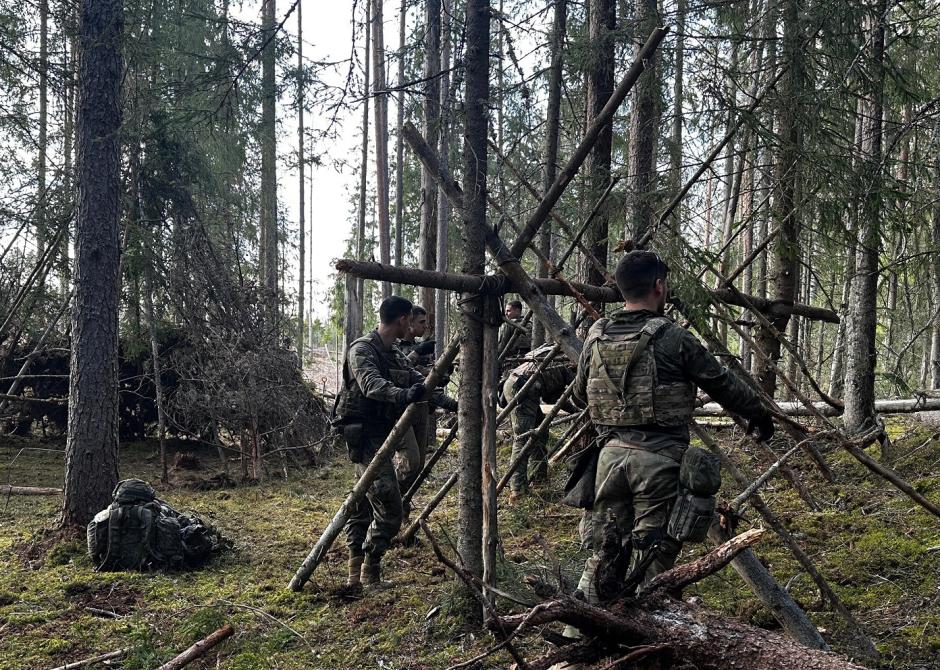 Trabajos del Subgrupo Táctico Mecanizado en un bosque de Letonia