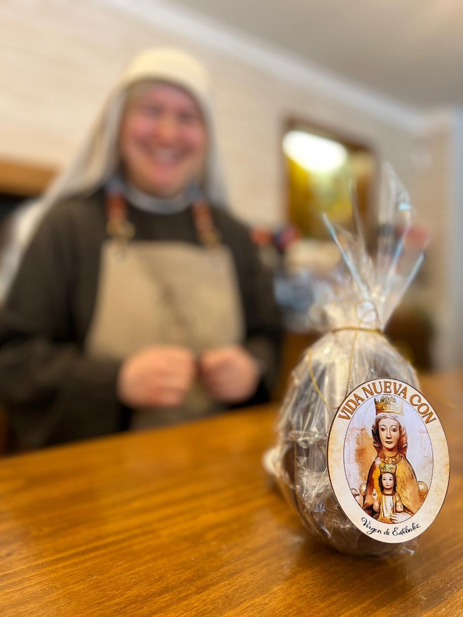 Una Peregrina de la Eucaristía posa con el huevo de Pascua