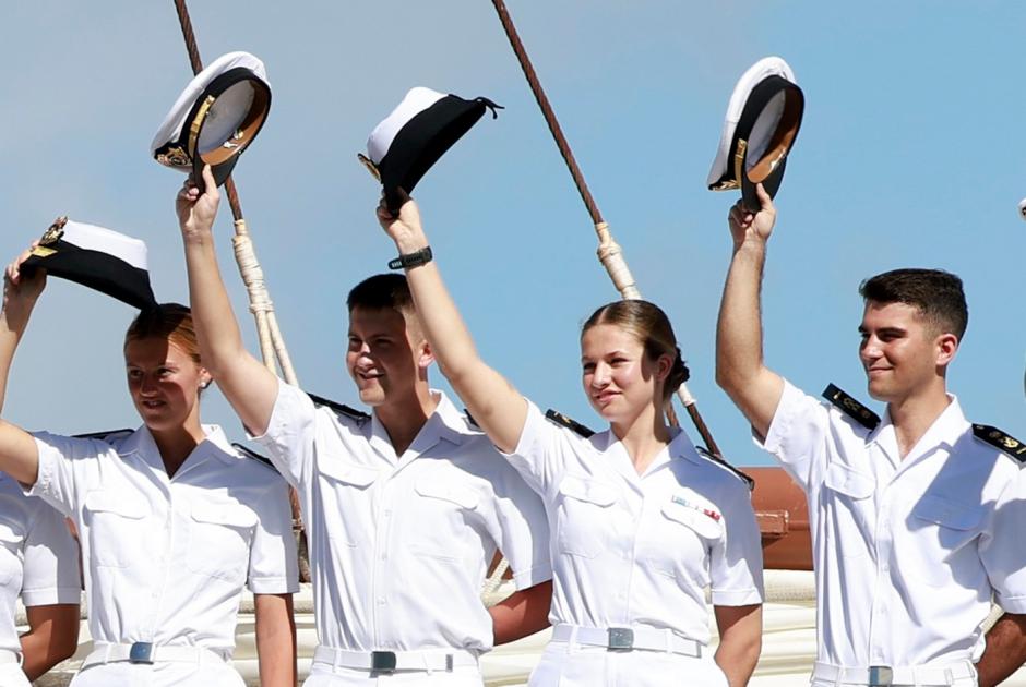 La Princesa Leonor, junto a su compañeros guardiamarinas, a su llegada al Puerto de Salvador de Bahía