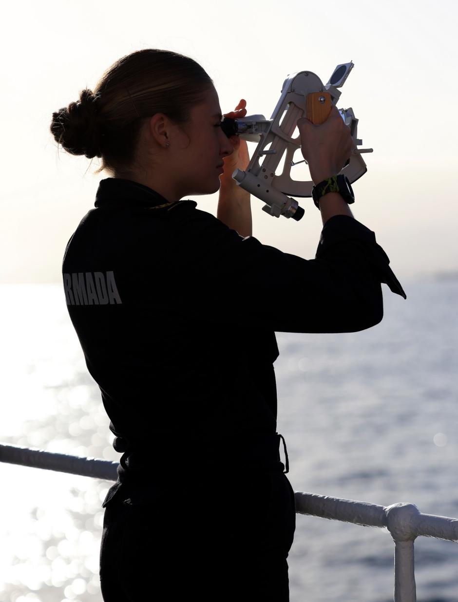 La Princesa Leonor utiliza el sextante para determinar la posición del Buque Escuela Juan Sebastián de Elcano