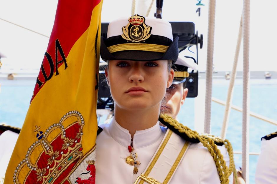 Doña Leonor como abanderada durante la jura de bandera