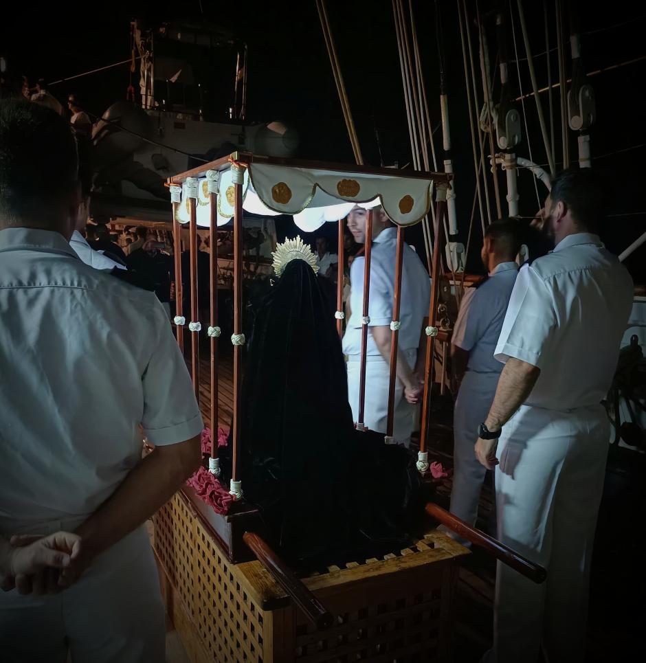 Los guardiamarinas y parte de la dotación de Elcano recorren la cubierta con una Dolorosa bajo palio