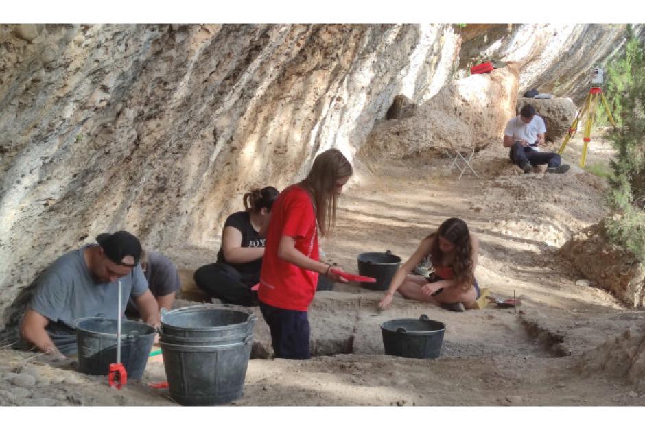 Excavaciones del equipo de arqueólogos en el nuevo yacimiento del Neolítico encontrado en Castellón