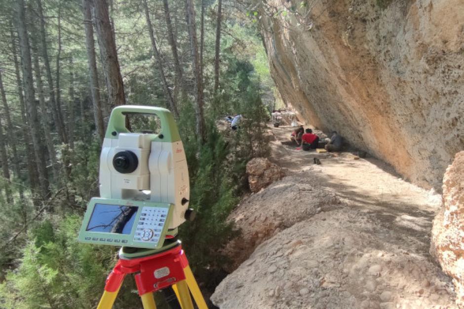 Excavaciones del equipo de arqueólogos en el nuevo yacimiento del Neolítico encontrado en Castellón