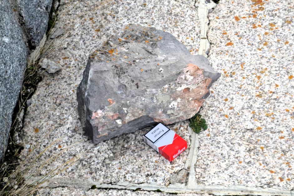 Hace más de 20 años, la desidia y la falta de mantenimiento de la base de la Cruz hicieron que la piedra de Calatorao con la que están esculpidas las imágenes comenzara a cuartearse. Se pensaba que era una piedra que resistiría bien el clima extremo de la sierra de Guadarrama de Madrid, donde se ubica el monumento, pero resultó ser todo lo contrario. Fue la excusa perfecta para que Patrimonio Nacional prohibiese las visitas turísticas a la base de la Cruz, uno de los lugares más impresionantes del Valle de los Caídos.