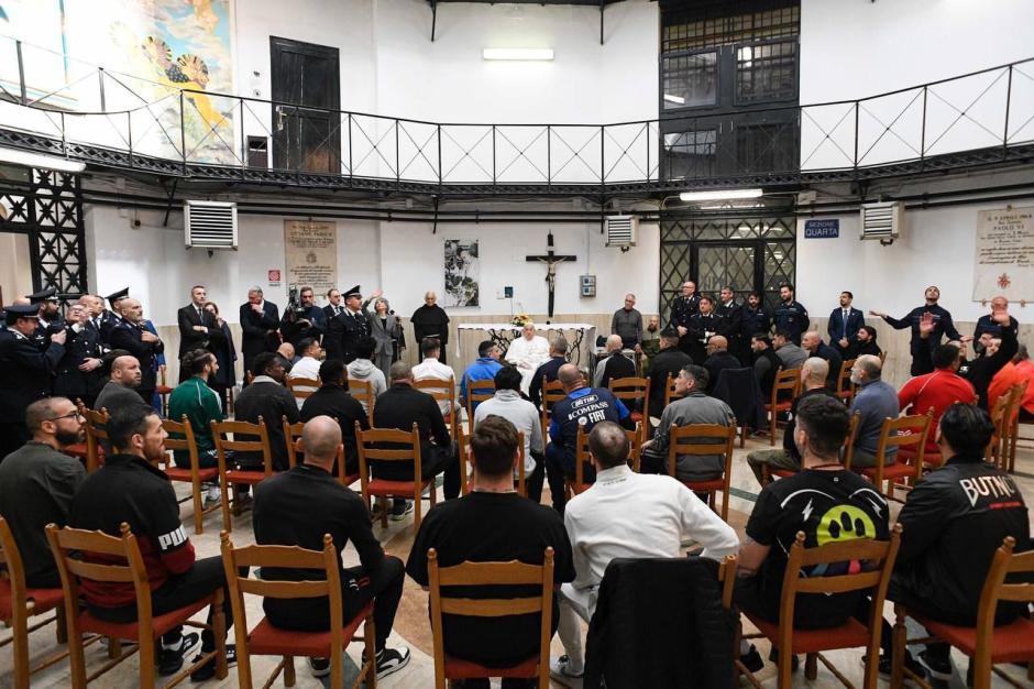 El Papa donde se reunió con unos 70 internos, de diversas nacionalidades, que participan regularmente en las actividades y catequesis organizadas por el Capellán del Instituto.