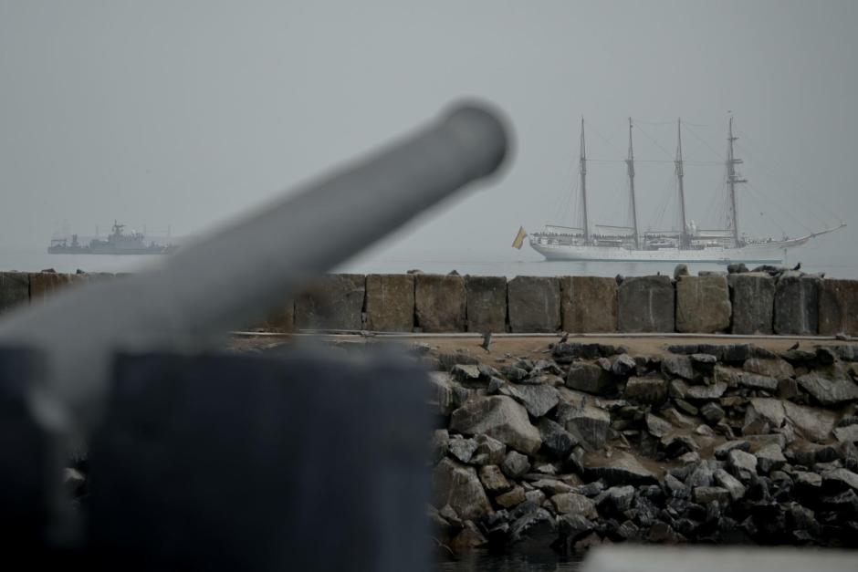 El buque escuela de la Armada española Juan Sebastián Elcano, visto desde la costa de Lima (Perú)