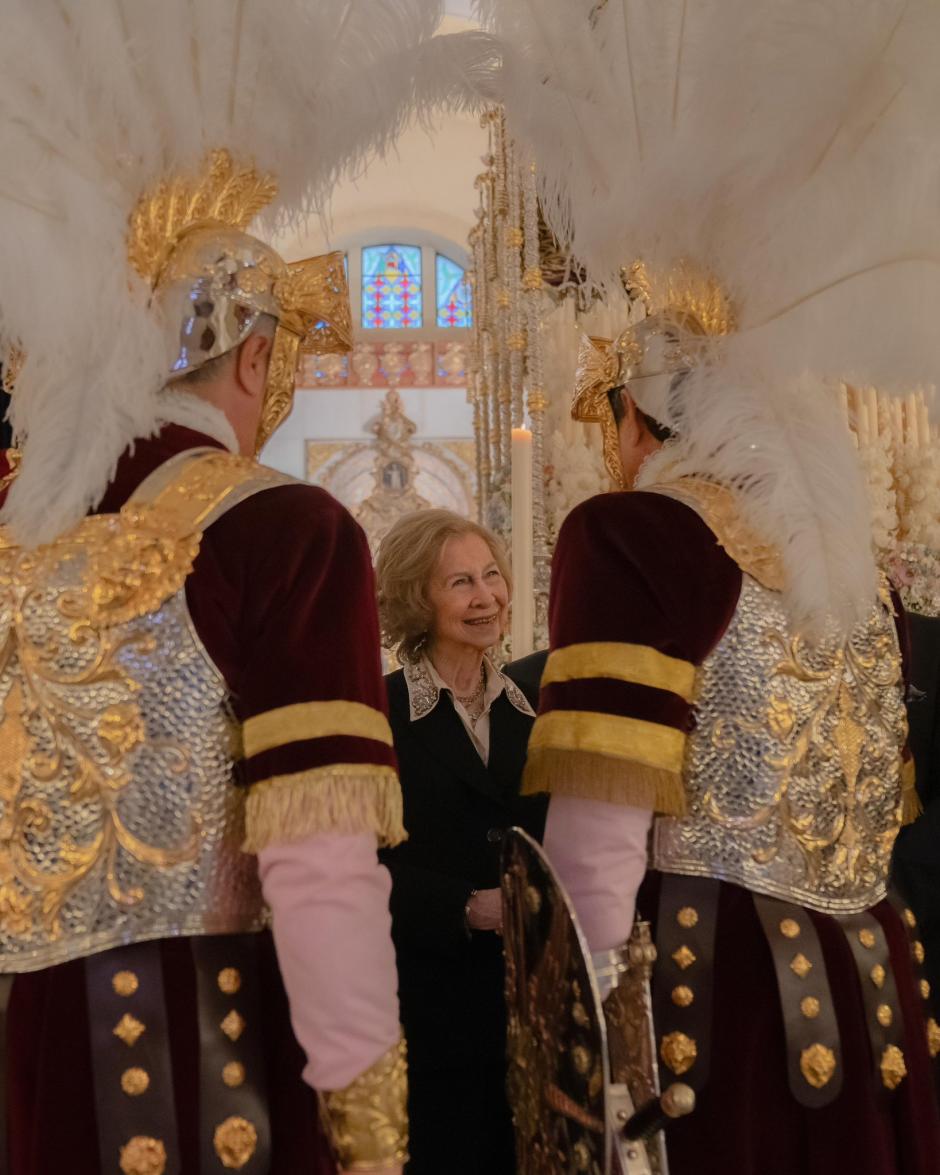 Doña Sofía recibe el saludo de los cofrades