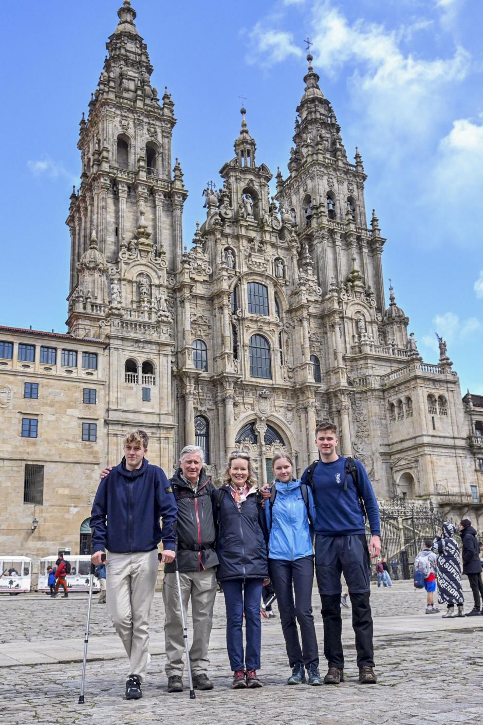 SANTIAGO DE COMPOSTELA, 17/04/2025.- Los reyes Felipe y Matilde de Bélgica, acompañados por sus hijos, los príncipes Gabriel, Emmanuel y Leonor, posan este miércoles en la plaza del Obradoiro tras llegar a Compostela y completar la última etapa del Camino de Santiago. EFE/Casa Real de Bélgica SOLO USO EDITORIAL/SOLO DISPONIBLE PARA ILUSTRAR LA NOTICIA QUE ACOMPAÑA (CRÉDITO OBLIGATORIO)