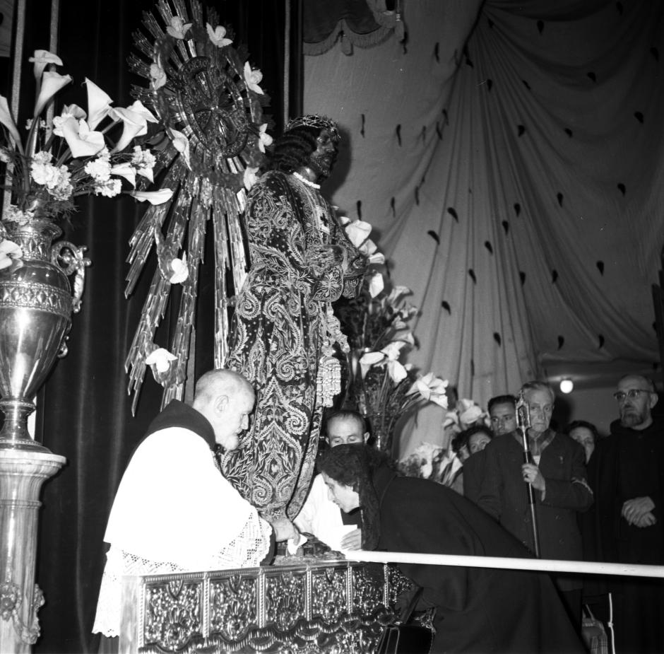 Carmen Polo acude en Madrid a la Basílica del Cristo de Medinaceli para la tradicional fiesta del besapiés del Cristo de Medinaceli en la que los feligreses besan los pies de la estatua de Jesucristo en dicha basílica, el 3 de marzo de 1961 (Foto de archivo)