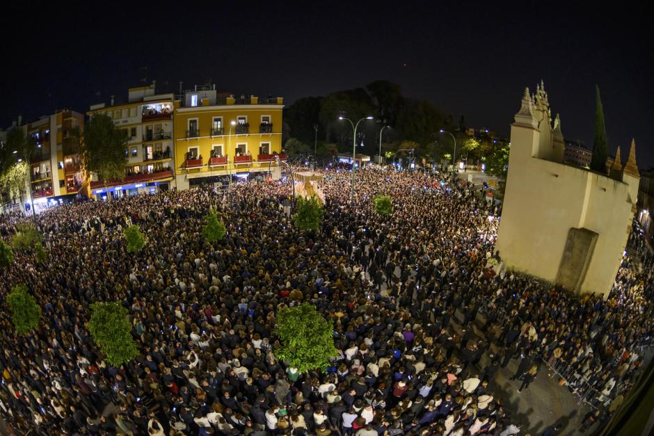 Los alrededores de la Basílica de la Macarena, abarrotados de público para ver la salidad de la Esperanza
