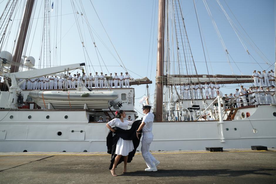 Callao (Perú), 18/04/2025.- Dos militares de la marina de guerra del Perú interpretan la tradicional danza de la marinera frente al buque Escuela de la Armada española Juan Sebastian Elcano, a su llegada al puerto peruano del Callao. EFE/John Reyes