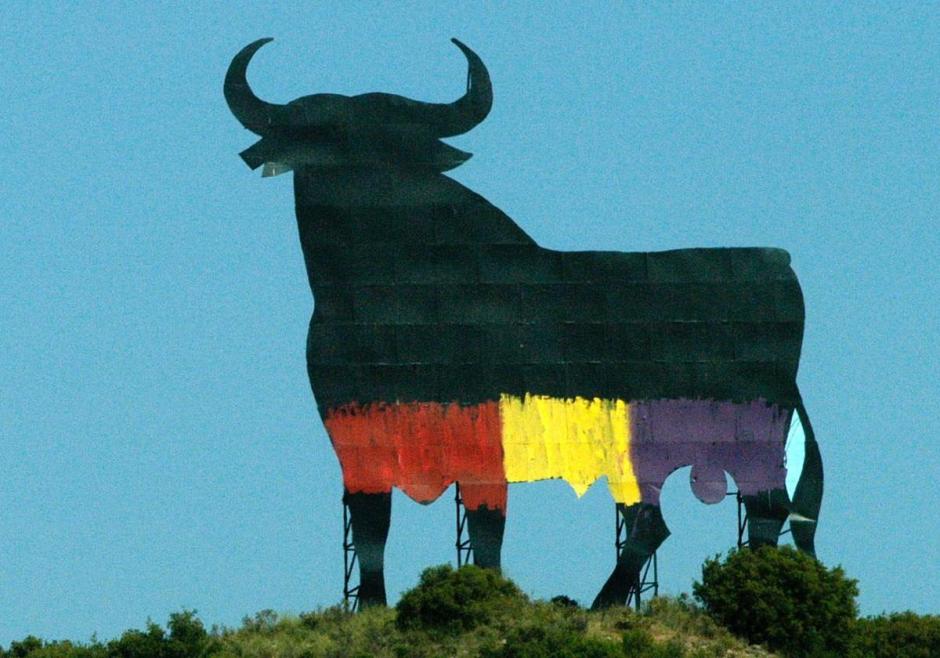 La bandera palestina, una vaca lechera y otras pintadas sobre el toro de  Osborne que indignan a los conductores