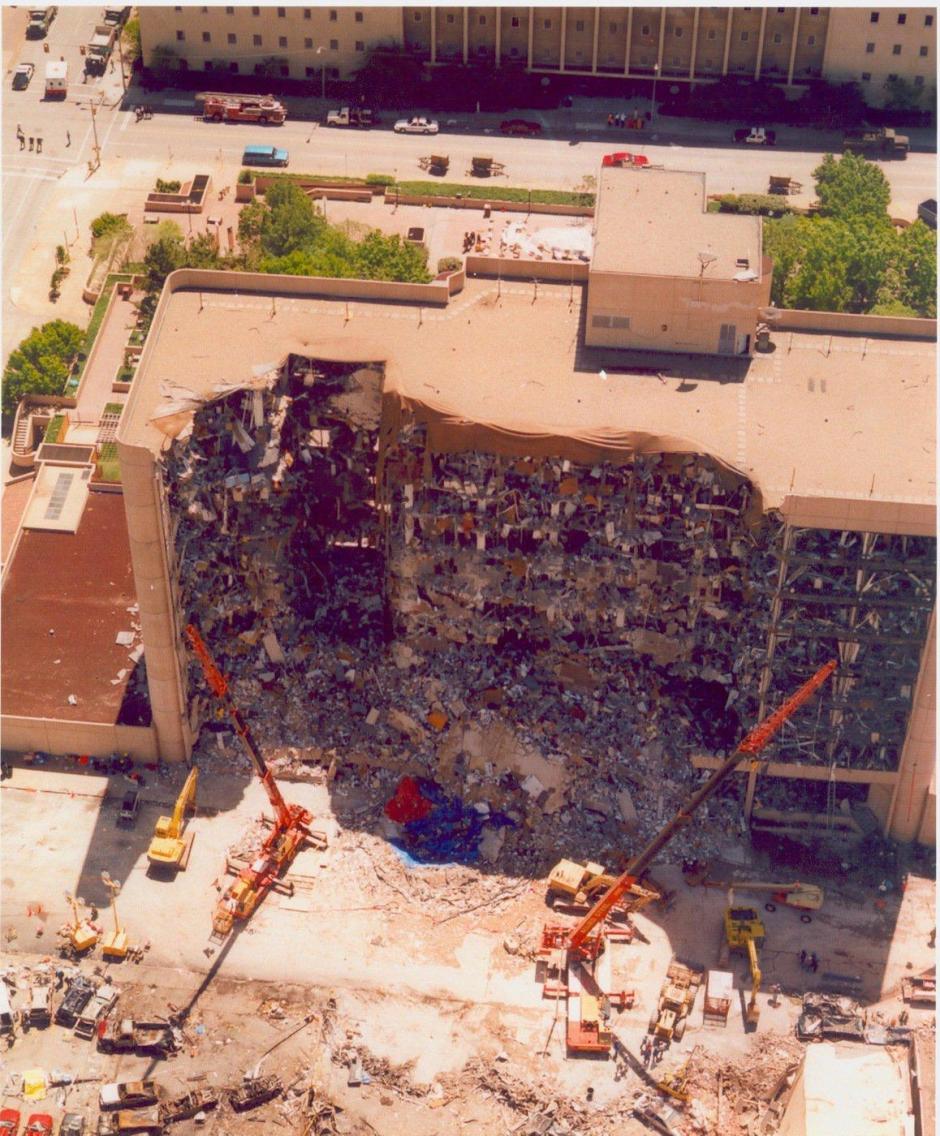 Fachada del edificio federal tras el atentado del 19 de abril de 1995