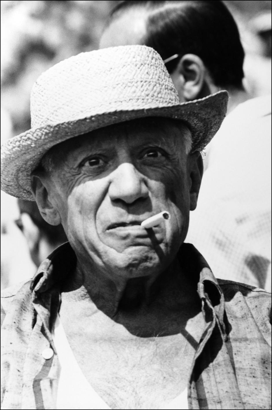 Como tantos artistas de antes –hoy también, aunque quizás menos– estaba Picasso el hombre y Picasso el personaje. Al igual que hacía Ernest Hemingway, Camilo José Cela o Salvador Dalí, el genial artista proyectó una imagen pública que poco tenía que ver con cómo era en la vida privada. Brabucón, mujeriego y bizarro (es decir, osado), a Picasso le gustaba que le vieran como un artista excéntrico. En la imagen, con sombrero y cigarro el 1 de enero de 1960.