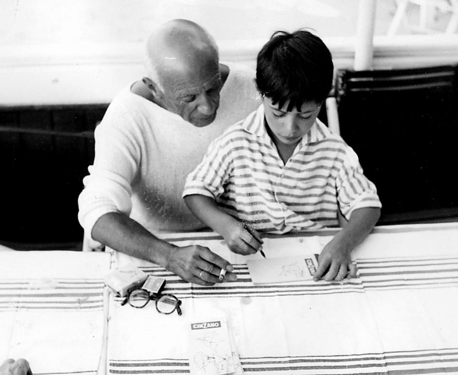 La historia no ha tratado bien a Picasso en tiempos de la corrección política y la inquisición woke. El pintor malagueño fue un desastroso padre de familia que se comportó como un tirano con las mujeres con las que compartió su vida y con sus hijos. En contraste, alimentó la imagen de un padre ejemplar preocupado por sus hijos. En la imagen, dibujando con su hijo Claude en junio de 1957.