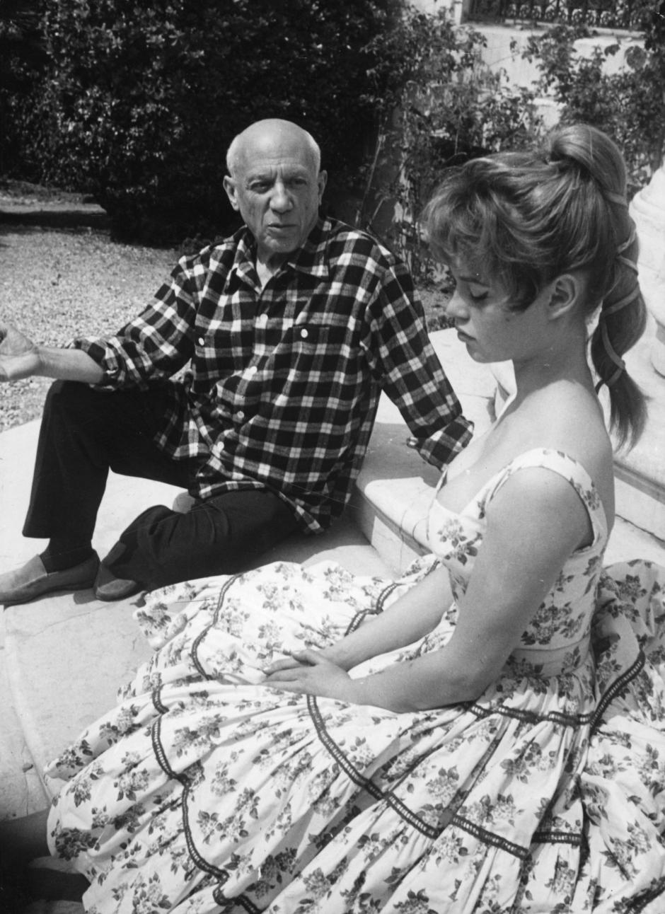 La cantante y actriz Brigitte Bardot, visitó a Pablo Picasso en el estudio del pintor en Vallauris, cerca de Cannes, en 1956 durante el festival de cine internacional de la ciudad francesa. Entonces Picasso tenía 74 años, ella 21. Un reportero de la revista LIFE retrató la entrevista.