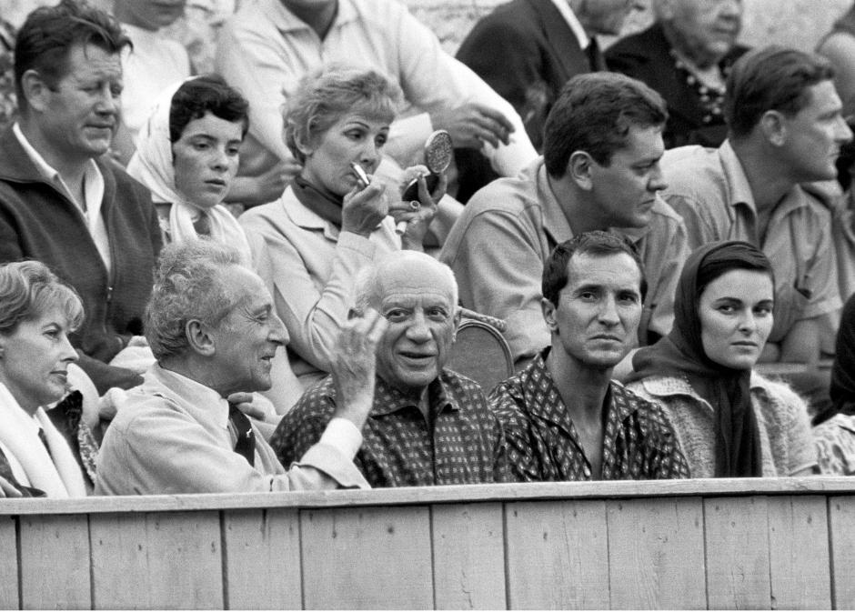 Pablo Picasso, artista indiscutiblemente identificado con la izquierda, fue un gran aficionado a los toros y entendido de la tauromaquia. En la imagen, junto con el torero Luis Miguel Dominguín y Lucía Bosé en una corrida de toros en Les Baux de Provence el 23 de septiembre de 1959.