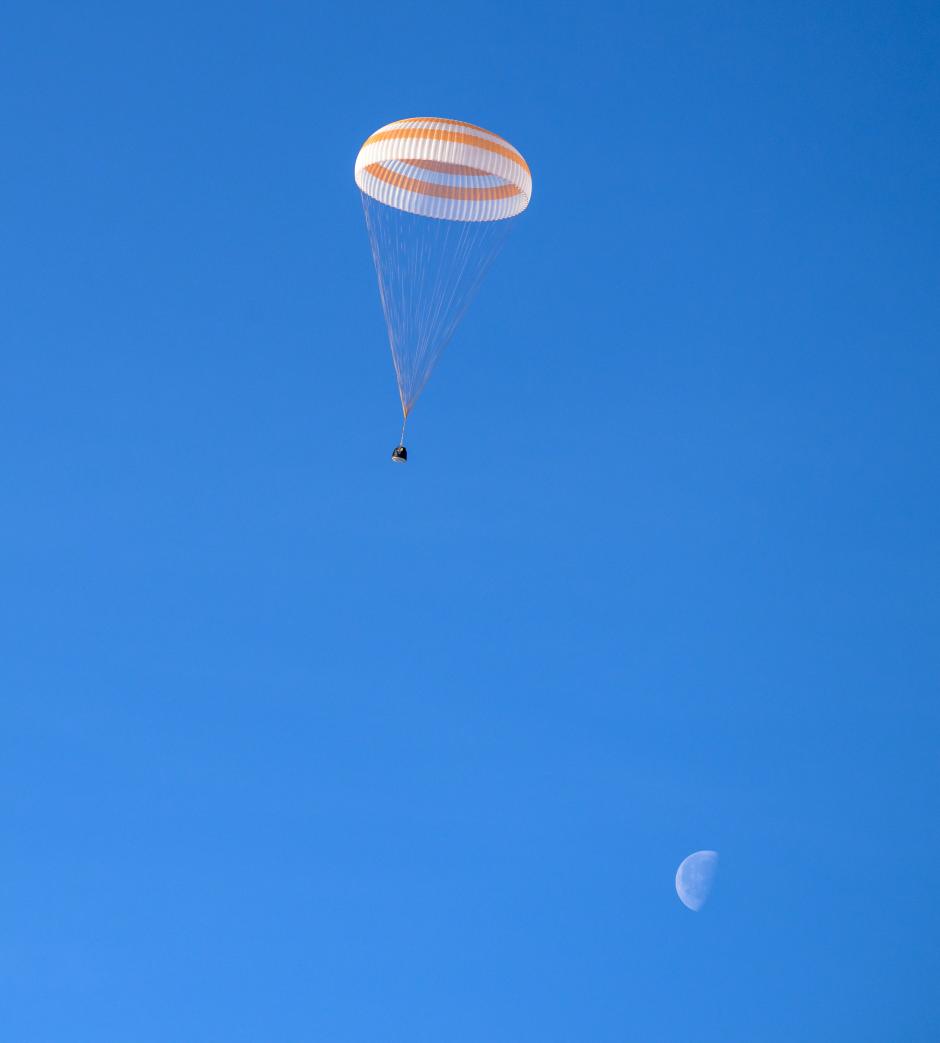 La nave espacial Soyuz MS-26, con el astronauta de la NASA de la Expedición 72, Don Pettit, y los cosmonautas de Roscosmos, Alexey Ovchinin e Ivan Vagner, a bordo, mientras aterriza en una zona remota cerca de la ciudad de Zhezkazgan, Kazajistán