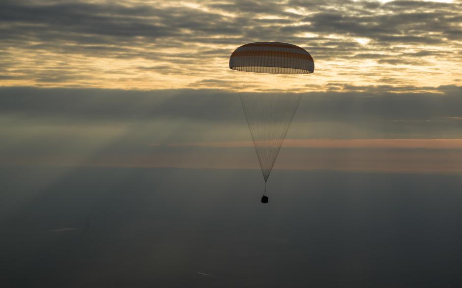 La nave espacial Soyuz MS-26, con el astronauta de la NASA de la Expedición 72, Don Pettit, y los cosmonautas de Roscosmos, Alexey Ovchinin e Ivan Vagner, a bordo, mientras aterriza en una zona remota cerca de la ciudad de Zhezkazgan, Kazajistán