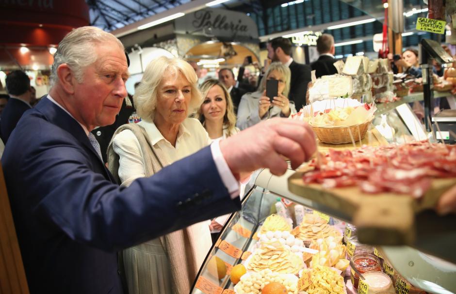 Prince Charles of Wales and Camilla Duchess of Cornwall visit Sant'Ambrogio Market on the sixth day of his nine-day European tour.
en la foto : jamon serrano