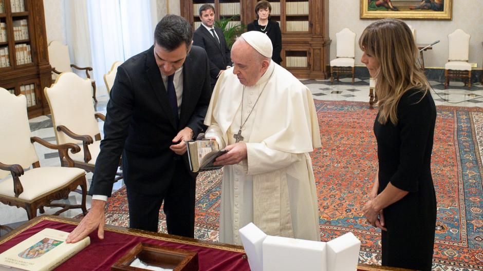 El Santo Padre con Sánchez y Begoña Gómez en octubre de 2020