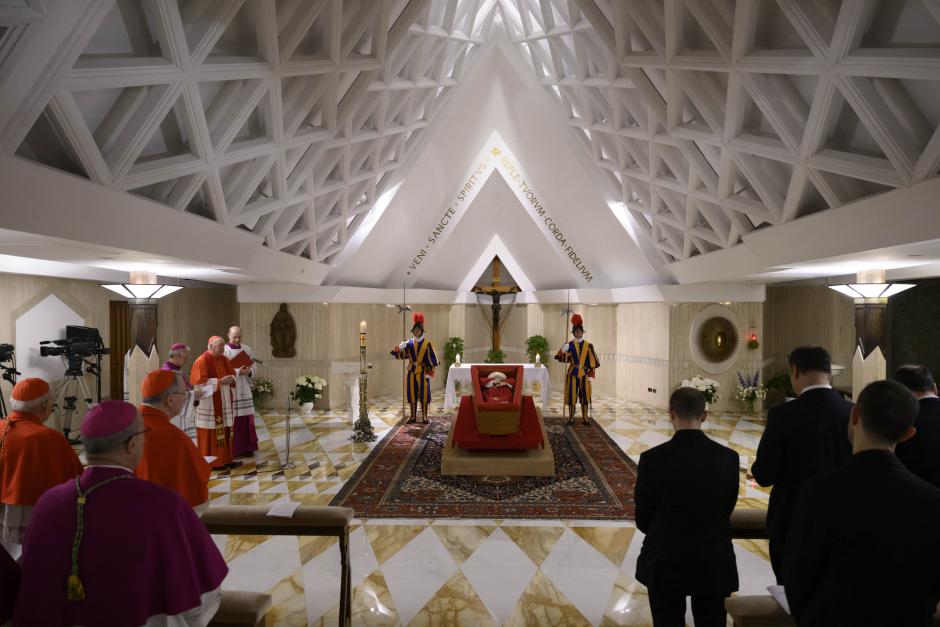 Ataúd del Papa Francisco en la capilla de Santa Marta