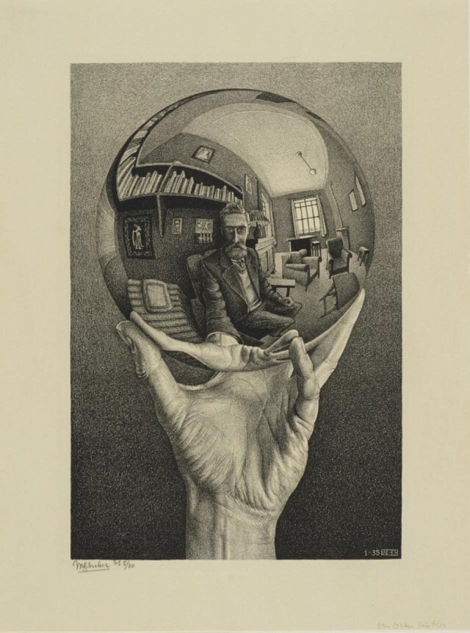 El maestro neerlandés del grabado, M.C. Escher, realizó en 1935 una de las obras más sorprendentes de la historia del arte: Mano con esfera reflectante. El cuadro, en realidad un autorretrato del artista presenta una perspectiva imposible, una composición en la que los juegos visuales engañan al espectador, le obligan a mirar el grabado una y otra vez sin entender nunca el punto de vista, qué es real y qué no o los límites de lo onírico.