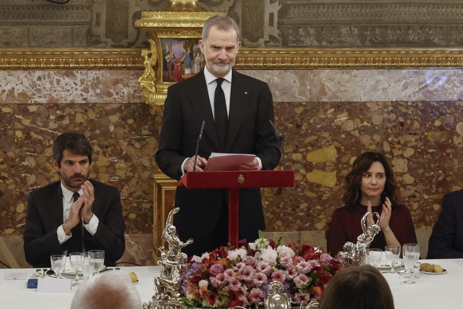 El Rey dirige unas palabras, flanqueado por el ministro de Cultura y la presidenta de la Comunidad de Madrid