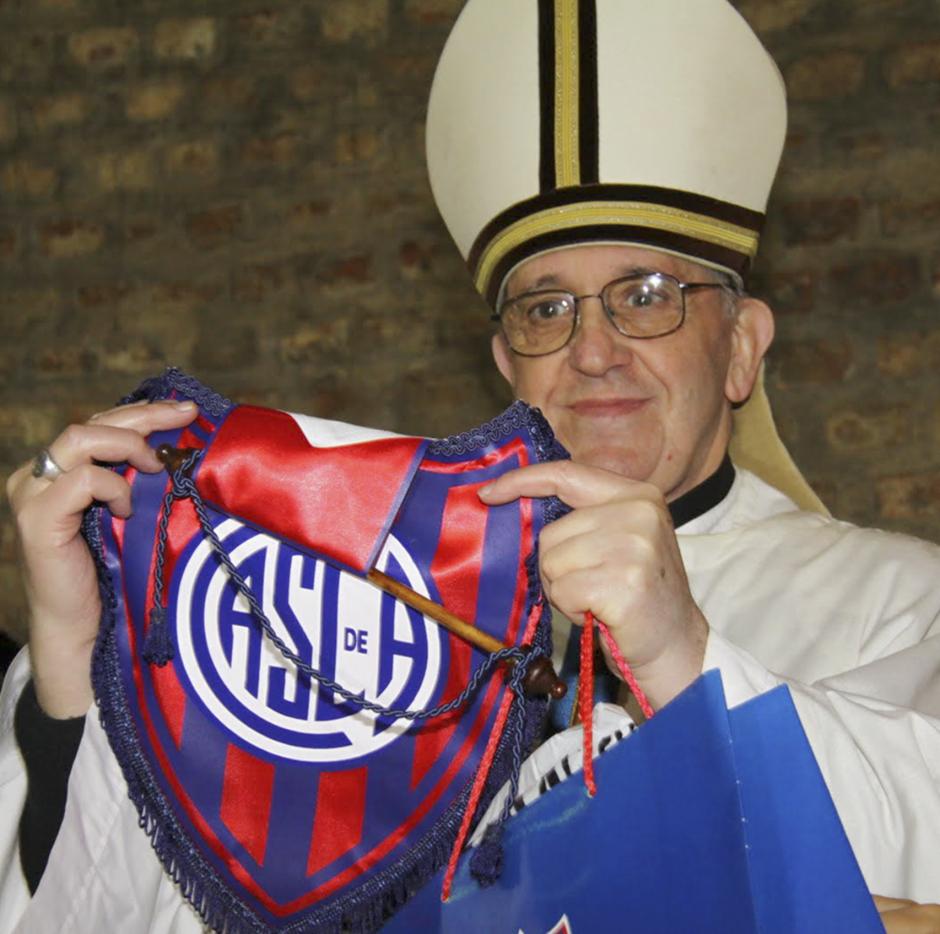 Pope Francisco with San Lorenzo de Almagro support
circa 2020