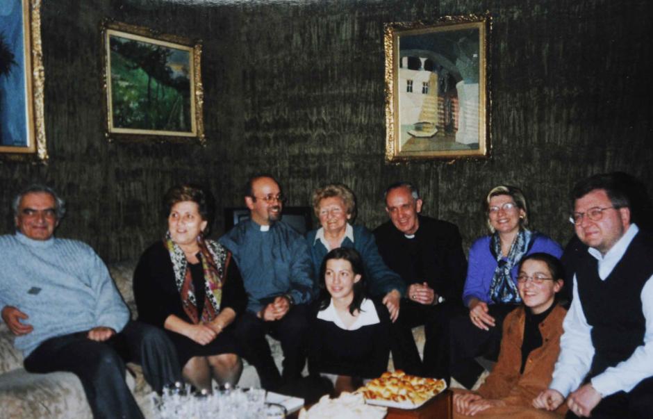 Fotografía sin fecha cedida por la hermana del papa Francisco, María Elena Bergoglio, de ella (c) y el papa Francisco (4-d) con familiares en Buenos Aires (Argentina)