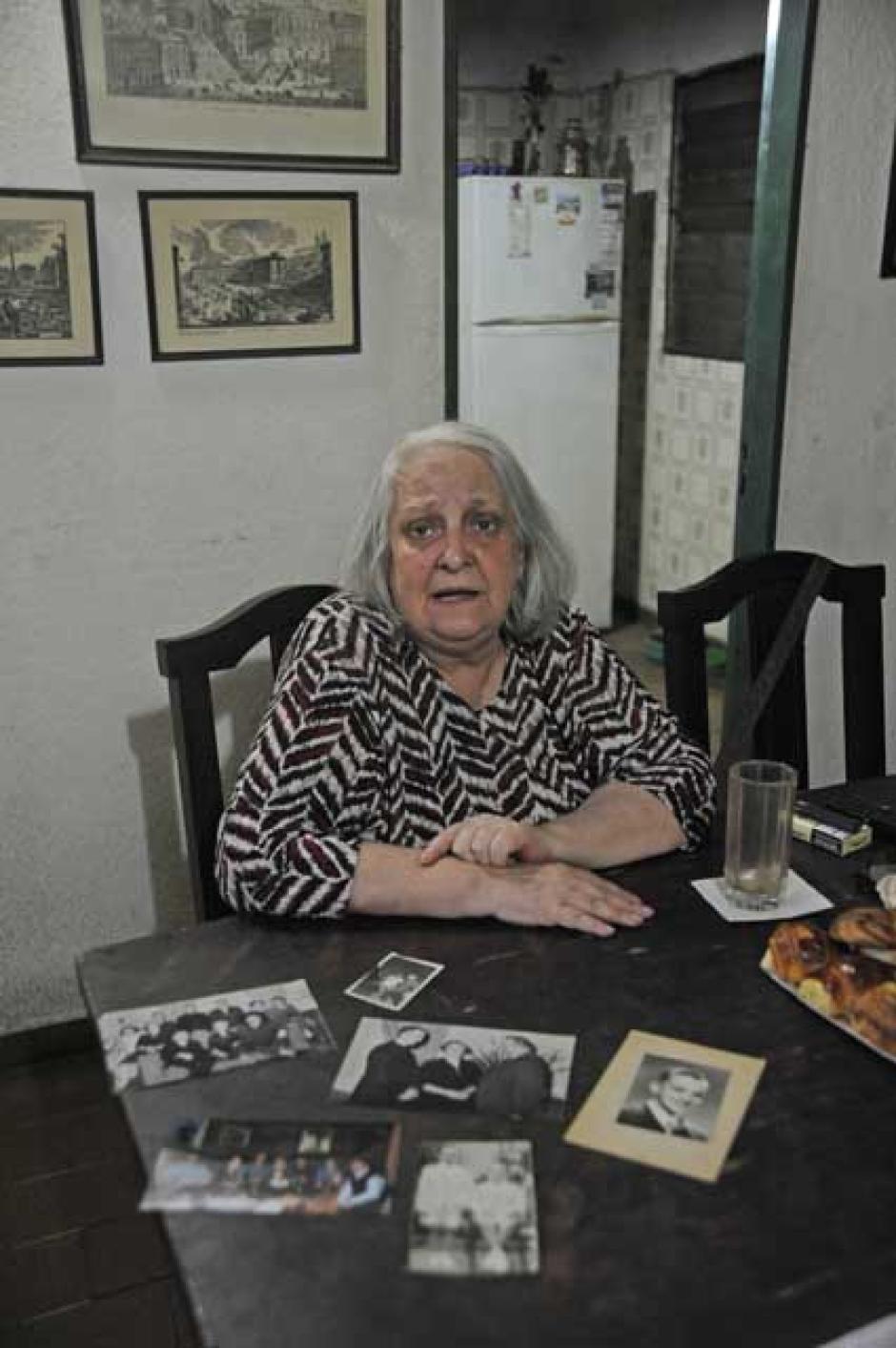 Fotografía del 1 de abril de 2013 de la hermana del papa Francisco, María Elena Bergoglio, habla durante una entrevista en Ituzaingó, Buenos Aires