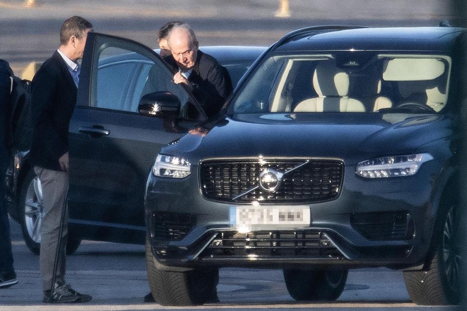 Don Juan Carlos, en el aeropuerto de Vigo este martes