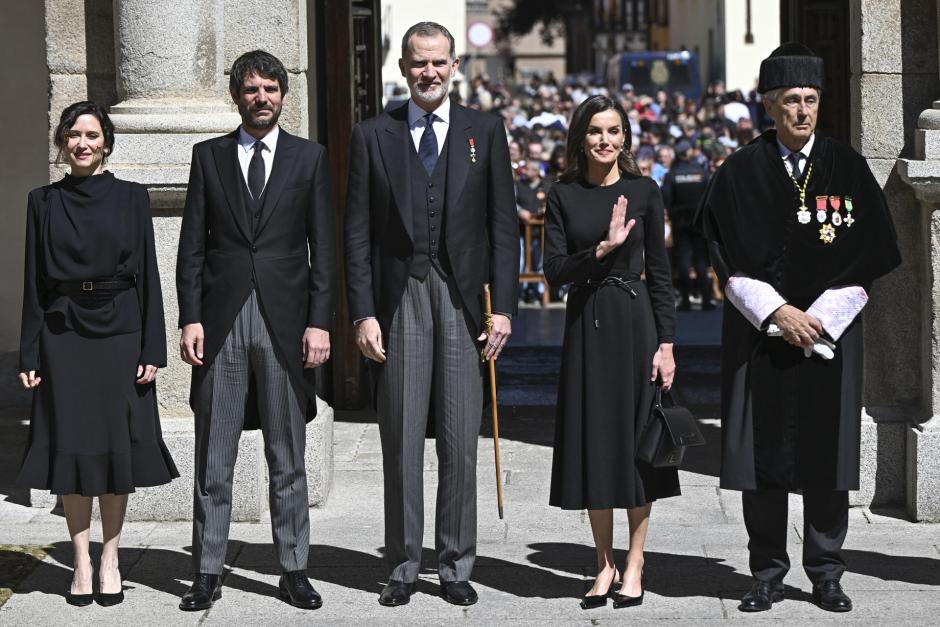 Los Reyes, con el ministro de Cultura, Ernest Urtasun; la presidenta de la Comunidad de Madrid, Isabel Díaz Ayuso, y el rector de la Universidad de Alcalá de Henares, José Vicente Saz Pérez