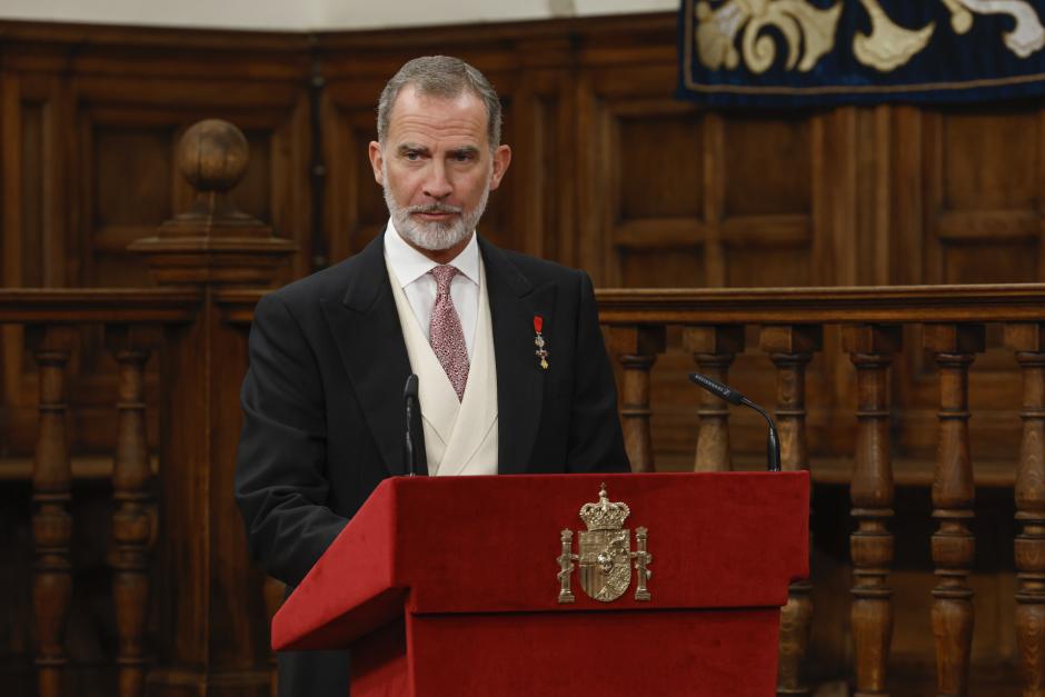 Don Felipe, con chaleco beige claro en la entrega del premio Cervantes de 2023