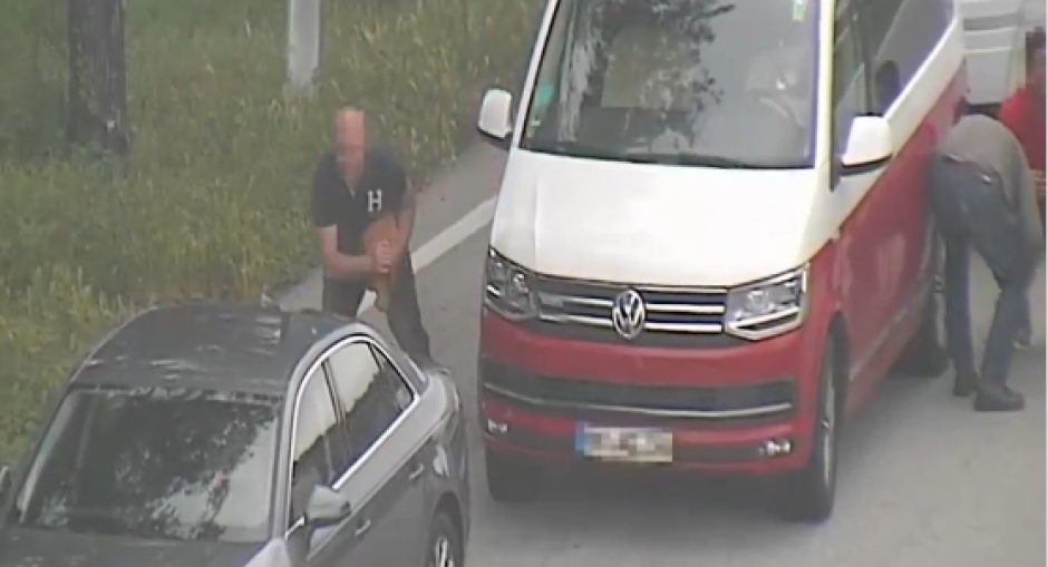 El segundo compinche coge lo que ve y se vuelve a su coche