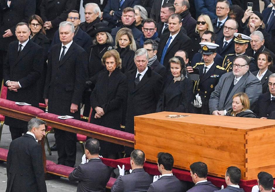 La Reina Doña Sofía, junto a los Reyes de los Belgas, en el funeral de Benedicto XVI en enero de 2023