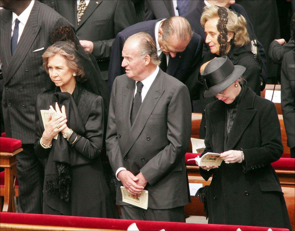 Don Juan Carlos y Doña Sofía con Margarita de Dinmamarca, en los funerales de Juan Pablo II en 2005