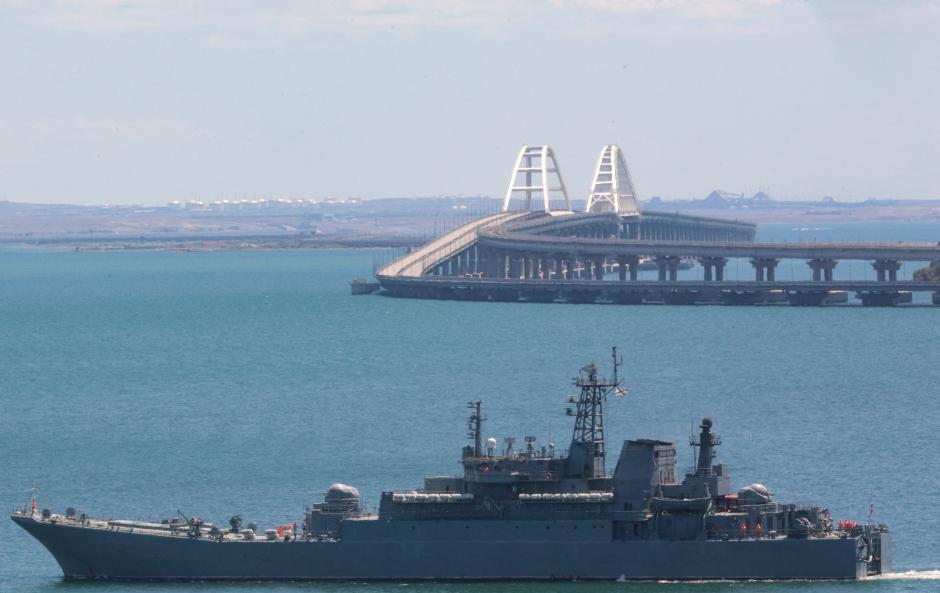 Un buque de guerra ruso navega cerca del puente de Kerch que une a Rusia con la península de Crimea (2023)