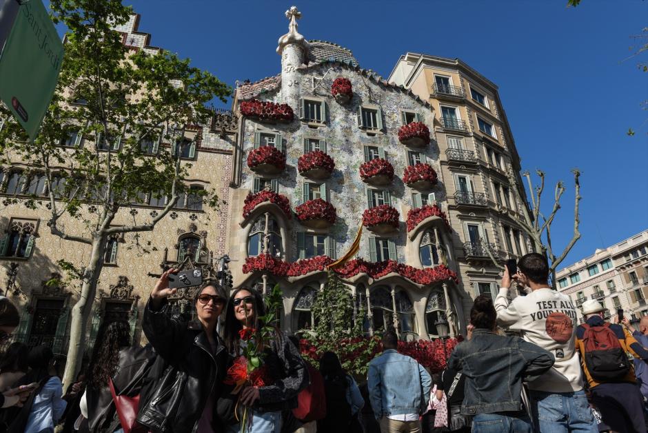 Fachada de la Casa Batlló decorada con rosas por la Diada de Sant Jordi 2025