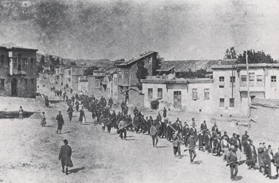 Los armenios son llevados por guardias armados