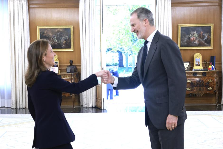 La decana de la Diputación de la Grandeza, duquesa de Arcos, saluda al Rey