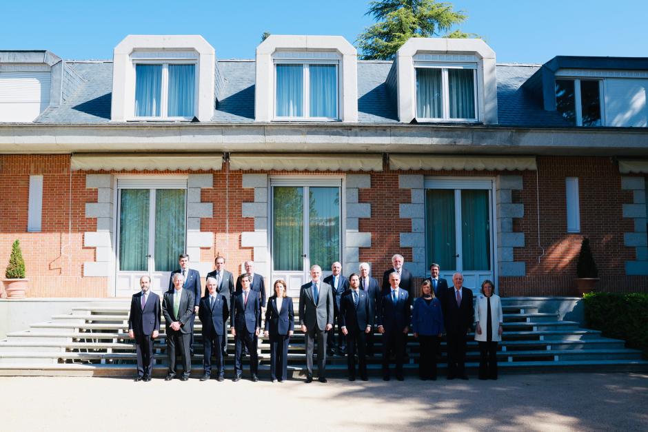 El Rey con los 17 miembros del Consejo de la Diputación de la Grandeza