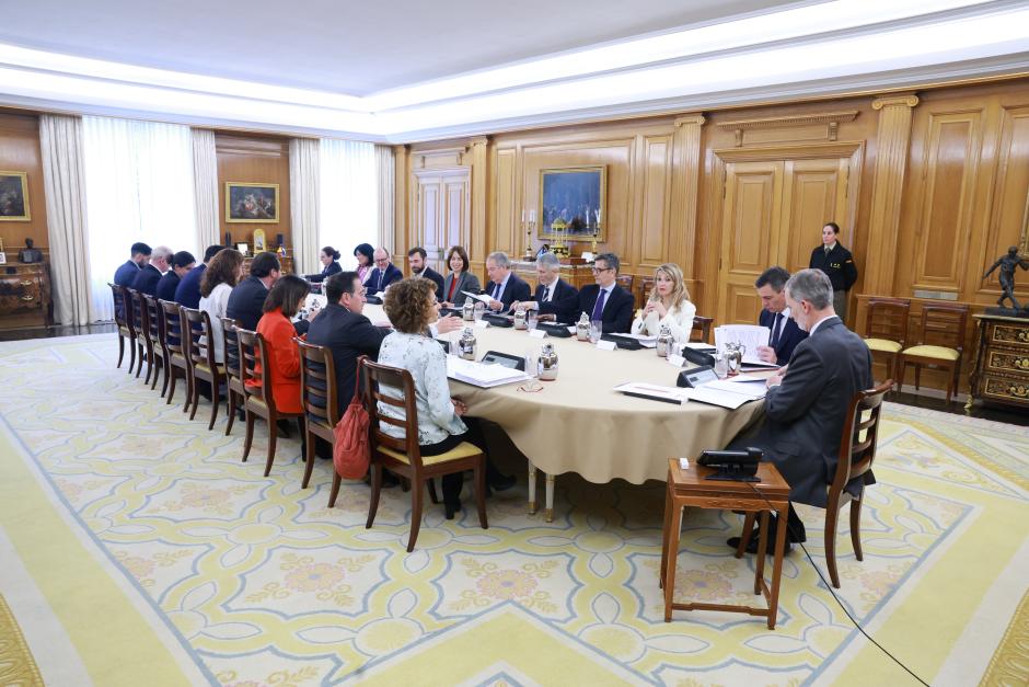 Don Felipe, junto al teléfono en la mesa auxiliar