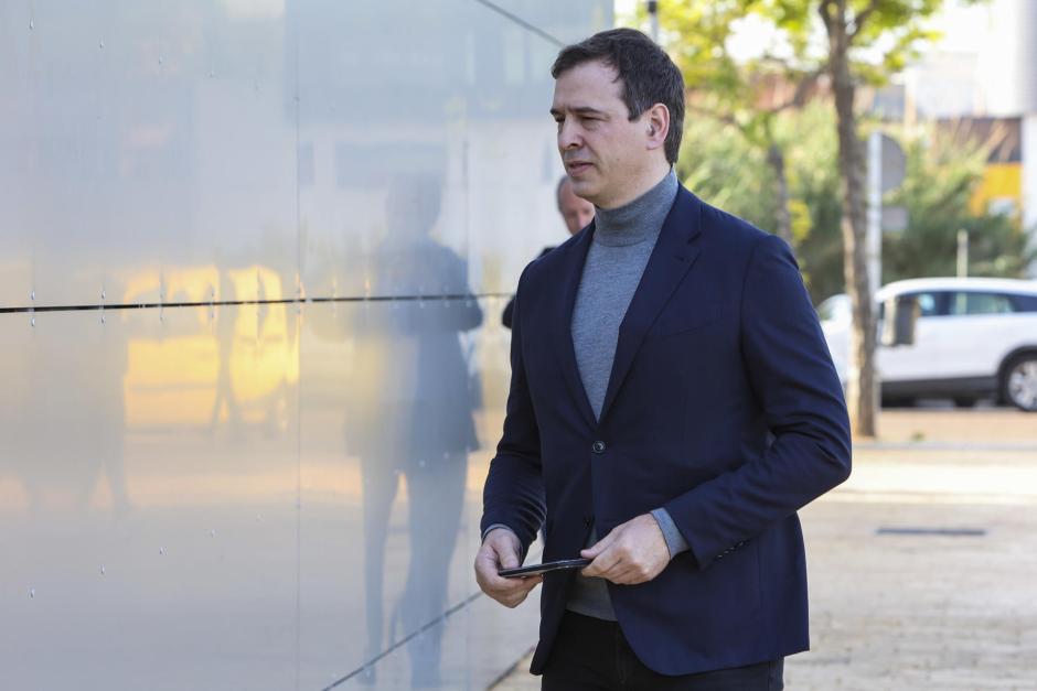 David Sánchez (d), hermano del presidente del Gobierno, Pedro Sánchez, a su llegada a los juzgados