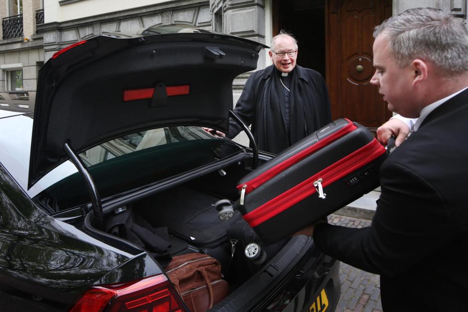 UTRECHT (Netherlands), 23/04/2025.- Cardinal Wim Eijk leaves the archdiocesan palace in Utrecht, The Netherlands, 23 April 2025. The head of the Roman Catholic Church in the Netherlands will attend the funeral of Pope Francis in Vatican on 26 April. (Papa, Cardenal, Países Bajos; Holanda) EFE/EPA/RAMON MANGOLD