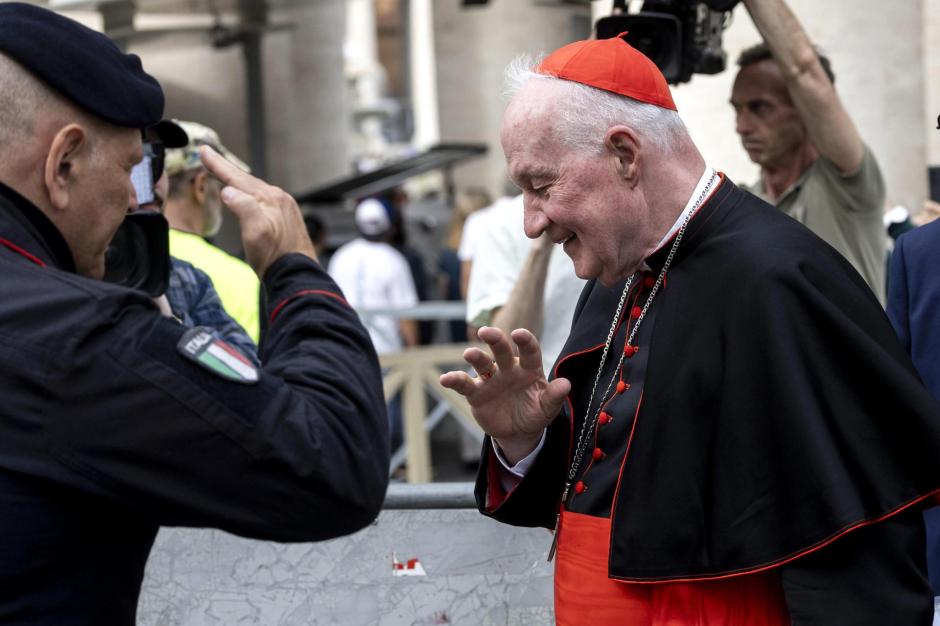 VATICAN CITY (Vatican City State (Holy See)), 23/04/2025.- Canadian Cardinal Marc Ouellet (R) walks outside the Saint Peter's Basilica, where late Pope Francis lies in state, in Vatican City, 23 April 2025. Faithful and well-wishers will be able to pay their respects to Pope Francis, who died on 21 April 2025, aged 88, until his funeral on 26 April in the plaza in front of the basilica. (Papa, Cardenal) EFE/EPA/MASSIMO PERCOSSI
