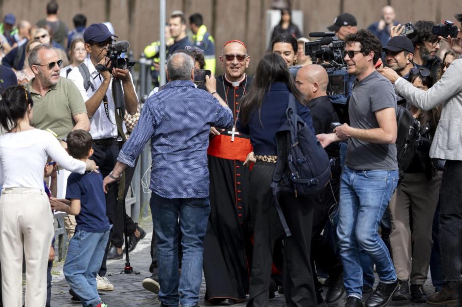 VATICAN CITY (Vatican City State (Holy See)), 23/04/2025.- Spanish Cardinal Juan Jose Omella (C) walks outside the Saint Peter's Basilica, where late Pope Francis lies in state, in Vatican City, 23 April 2025. Faithful and well-wishers will be able to pay their respects to Pope Francis, who died on 21 April 2025, aged 88, until his funeral on 26 April in the plaza in front of the basilica. (Papa, Cardenal) EFE/EPA/MASSIMO PERCOSSI